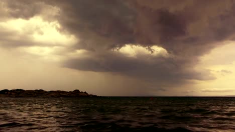 Cielo-tormentoso-sobre-el-mar,-Grecia