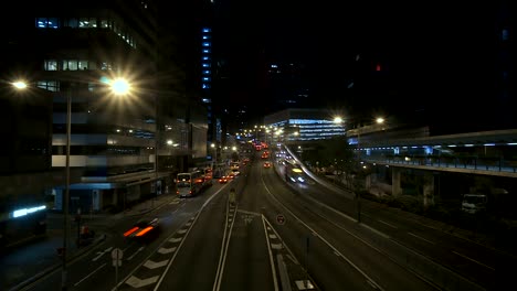 Los-senderos-de-luz-de-tráfico-de-la-ciudad-en-el-fondo-de-moderno-edificio-en-Hong-Kong-timelapse