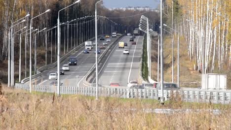 20-de-octubre-de-2018.-Región-de-Moscú.-Rusia.-Autopista-de-cuatro-carriles-en-una-zona-boscosa.-Paisaje-de-otoño.-Un-montón-de-coches-va-en-diferentes-direcciones.