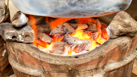 Bruning-del-carbón-de-leña-de-fuego-en-la-estufa