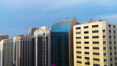 Una-hermosa-mañana-en-la-ciudad-de-Abu-Dhabi.-relajante-vista-desde-un-balcón-con-hermosas-flores