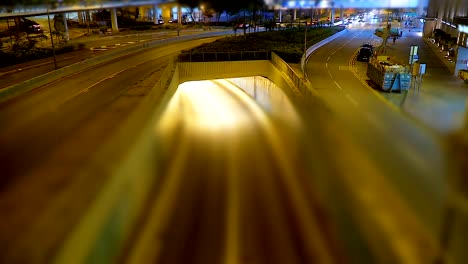 Vida-nocturna-de-ciudad-de-carretera-de-alta-velocidad