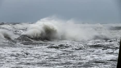 Alta-ola-rompiendo-en-las-rocas-de-la-costa.-Muy-gran-ola-aplastante-Costa,-gran-ola-hermoso-océano.-Movimiento-súper-lento.