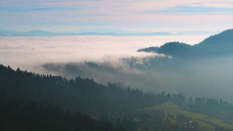 Niebla-en-movimiento-sobre-las-partes-del-lavabo-de-Ljubljana-en-Eslovenia