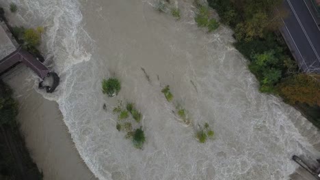 Drohne-Luftaufnahme-des-Flusses-Serio-geschwollen-nach-starken-Regenfällen.-Provinz-von-Bergamo,-Italien