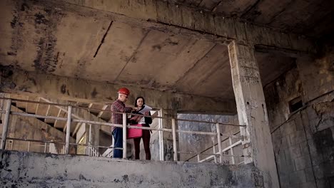 Mujer-Ingeniero-inspecciona-la-construcción-y-se-comunica-con-el-capataz.