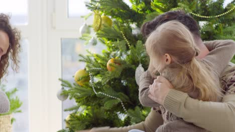 Eltern-geben-Weihnachtsgeschenke-für-Kinder