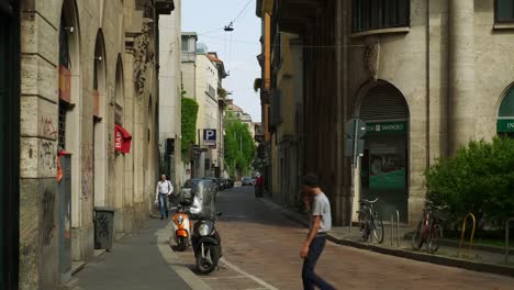 sonnigen-Tag-Mailand-alte-Stadt-Zeitlupe-Straße-anzeigen-4-k-Italien