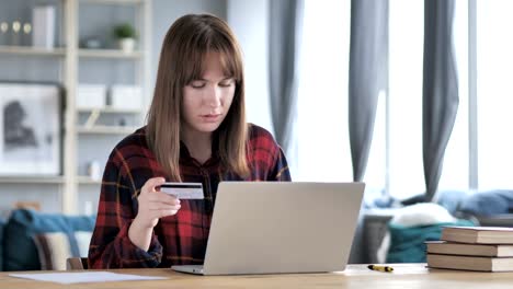 Online-Shopping-mit-Kreditkarte-auf-Laptop