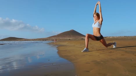 Frau-tun-Bein-streckt.-Fitness-Mädchen-Beine-am-Strand-Training-dehnen.-SLOW-MOTION-STEADICAM