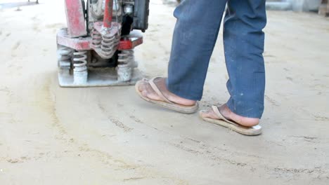 Worker-nutzen-Verdichterplatten-Dichtungen-den-Basis-sand