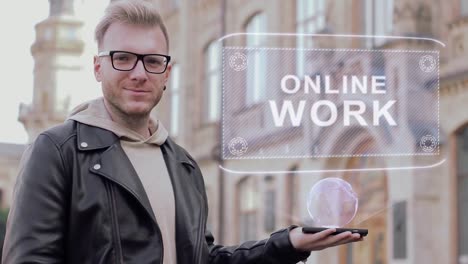 Kluger-junger-Mann-mit-Brille-zeigt-eine-konzeptionelle-Hologramm-Online-Arbeit