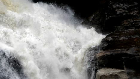 Wassertropfen-schlagen-gegen-die-Felsen