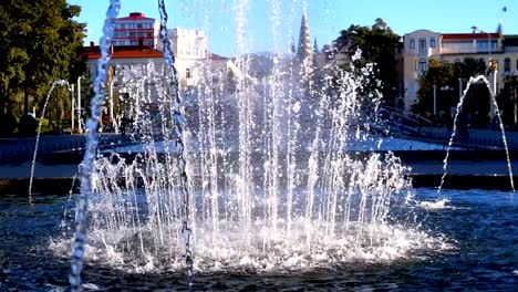 Fuentes-musicales-en-el-parque-en-el-terraplén-de-Batumi,-Georgia.-Cámara-lenta