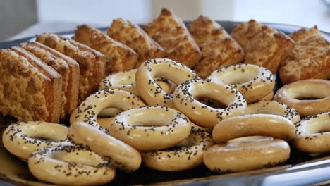 Cookies-in-einem-Teller-auf-den-Tisch-legen.-Close-up.-Guter-Snack-für-Tee.