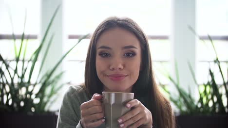 Mujer-cansada-de-beber-beber-café-en-el-interior