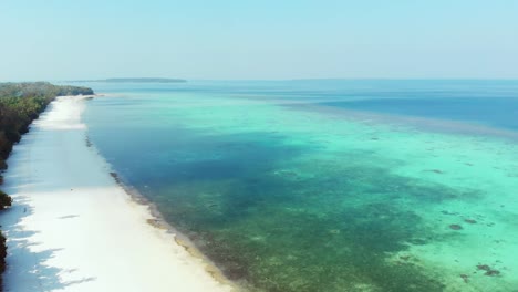 Aérea:-volando-sobre-tropical-playa-isla-arrecife-de-coral-turquesa-mar-Caribe.-Archipiélago-de-las-Molucas-de-Indonesia,-las-islas-Kei,-Pasir-Panjang,-mar-de-Banda.-Viajes-destino,-mejor-buceo-snorkeling,-impresionante-panorama.