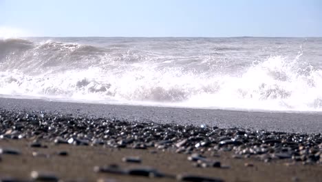 Tormenta-en-el-mar.-Enormes-olas-son-Crashing-y-rociado-en-la-orilla.-Cámara-lenta