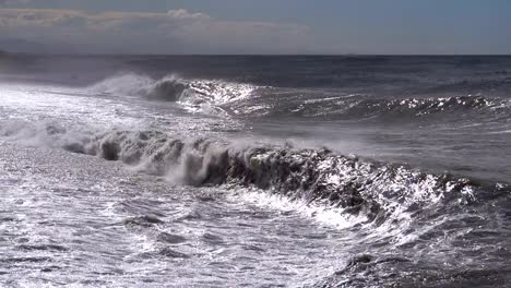 Sturm-auf-dem-Meer.-Riesige-Wellen-sind-abstürzt-und-Spritzen-am-Ufer.-Slow-Motion