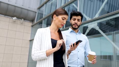 Gente-de-negocios-va-a-trabajar-con-teléfono-y-café-en-la-calle