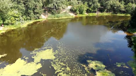 Das-Flussbett-ist-eine-Draufsicht-aus-der-Drohne