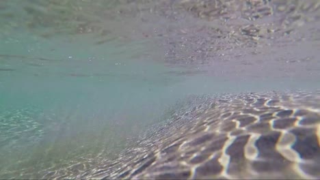 arena-bajo-las-ondas-de-agua-de-mar