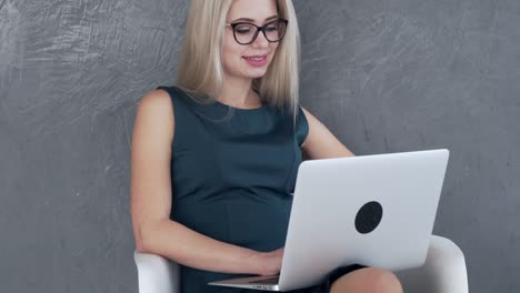 Hermosa-mujer-trabajando-en-ordenador-portátil-en-la-oficina