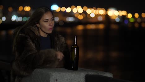 Mujer-triste-sentirse-solo-y-deprimido-por-la-noche-en-la-ciudad-llorando.-Hay-una-botella-de-vino-junto-a-sus-4-Mo-lento-K