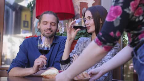 Personas-en-el-restaurante.-Pareja-bebiendo-vino-en-cena-romántica