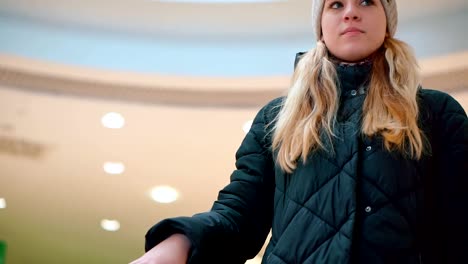 Close-up,-the-hand-of-a-young-girl-on-the-escalator.-Goes-up