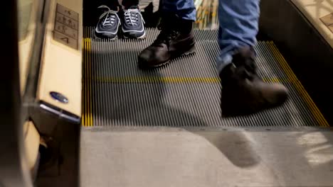 Rolltreppe-in-der-Mall.-Close-up-Beine-von-Menschen,-die-Geschenke-zu-Weihnachten-kaufen.