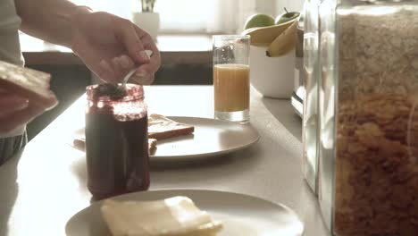 Cocinar-tostadas-con-mermelada-en-el-desayuno-en-cocina-Closeup