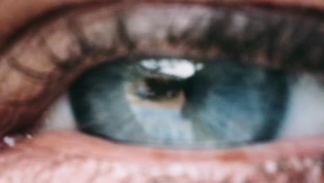 Blaues-Auge-einer-Frau-reflektierende-Hintergründe-und-Blinking