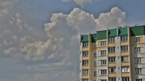 Schöner-Zeitraffer-des-Hauses-auf-einem-Hintergrund-von-Wolken