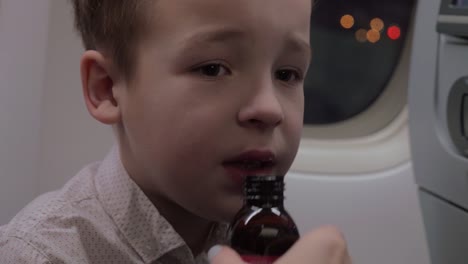 Kind-im-Flugzeug,-das-Medizin-nimmt