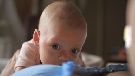 Glückliche-berührende-Momente-von-Mutter-und-Baby-Tochter