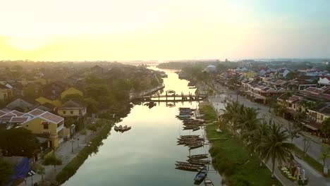 antes-del-amanecer-casco-antiguo-de-Hoian-en-ambas-orillas-del-río