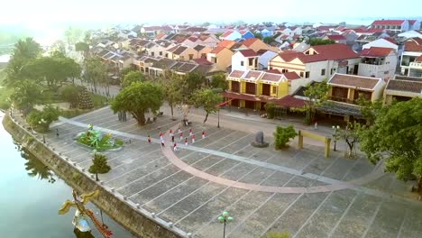 la-gente-se-entrena-en-la-plaza-frente-a-las-casas-antiguas