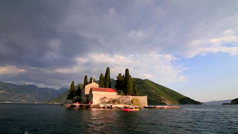 La-isla-de-Gospa-od-Skrpjela,-Bahía-de-Kotor,-Montenegro