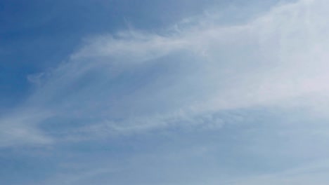 Sunny-sky-with-some-coming-and-going-fleecy-clouds;-time-lapse-shot