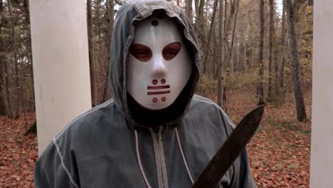 Mann-in-scary-Halloweenmaske-und-machete