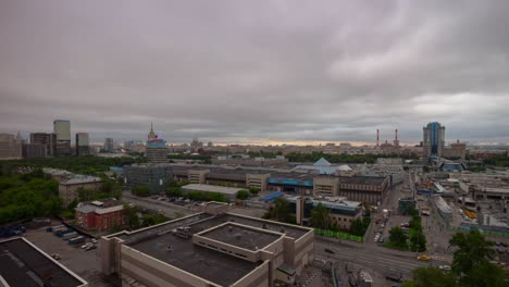 día-lluvioso-de-Rusia-Moscú-paisaje-urbano-en-la-azotea-panorama-4k-timelapse