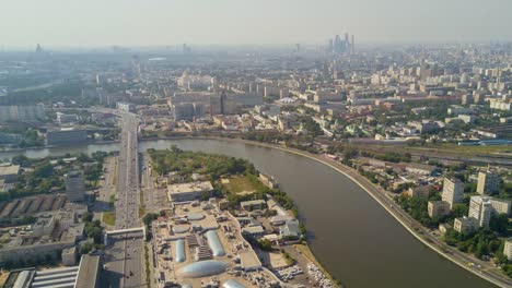 Russlands-sonniger-Sommer-Tag-Moskau-Stadt-Verkehr-Fluss-aerial-Panorama-4k-hyper-Zeitraffer