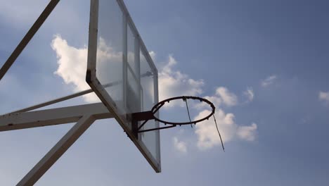 Outdoor-Basketball-Käfig-stehen-schöne-Wolken-bewegen