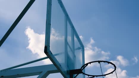 Outdoor-Basketball-Käfig-stehen-schöne-Wolken-bewegen