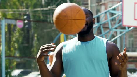 Glücklicher-Mann-wirft-Ball-aus-einer-Hand-zu-einem-anderen,-stolz-der-Streetball-Sieg