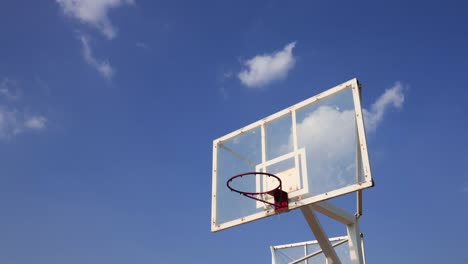 Im-Zeitraffer-Basketball-Käfig-gegen-schöne-Wolken-bewegen