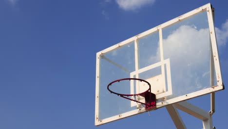 Im-Zeitraffer-Basketball-Käfig-gegen-schöne-Wolken-bewegen