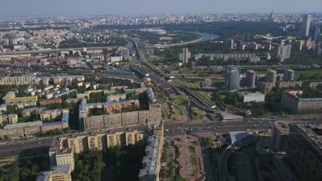 Rusia-día-soleado-Moscú-tráfico-calle-aérea-panorama-4k