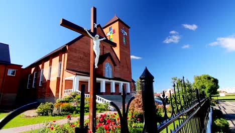 Jesus-am-Kreuz-in-Kirchhof.-Außenseite-der-modernen-katholischen-Kirche